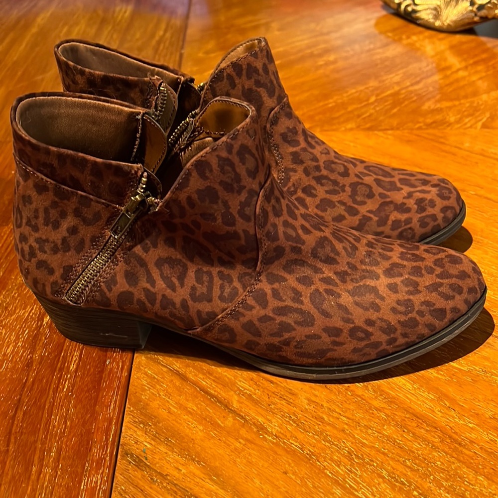 Leopard brown boots sz 10 worn one time… zippers on both sides  super comfy